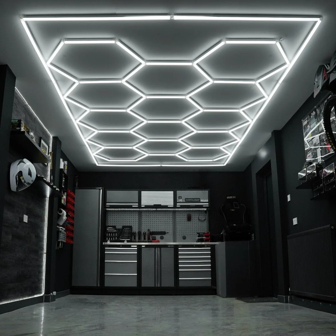 Sześciokątne oświetlenie LED 14 świateł i obramowania samochodu sklep garaż warsztat siłownia salon piękności salon wystawowy o strukturze plastra miodu modułowa konstrukcja jasna czysta biel 1700