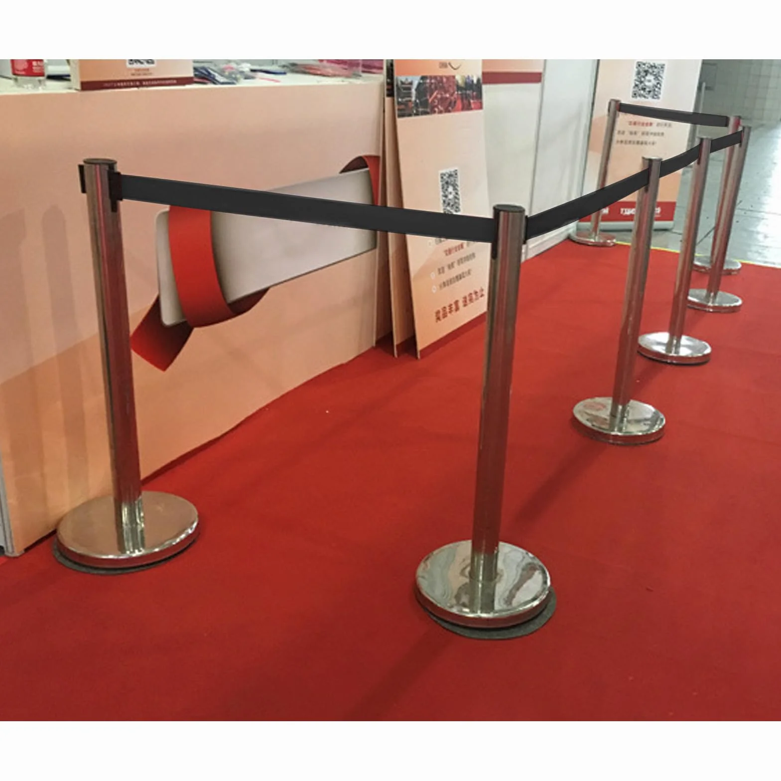 4 sztuki słupków odgraniczających ze stali nierdzewnej, system prowadzenia osób, stojak odgradzający z 4 taśmami, słupki odgradzające do teatru, miejsc i targów