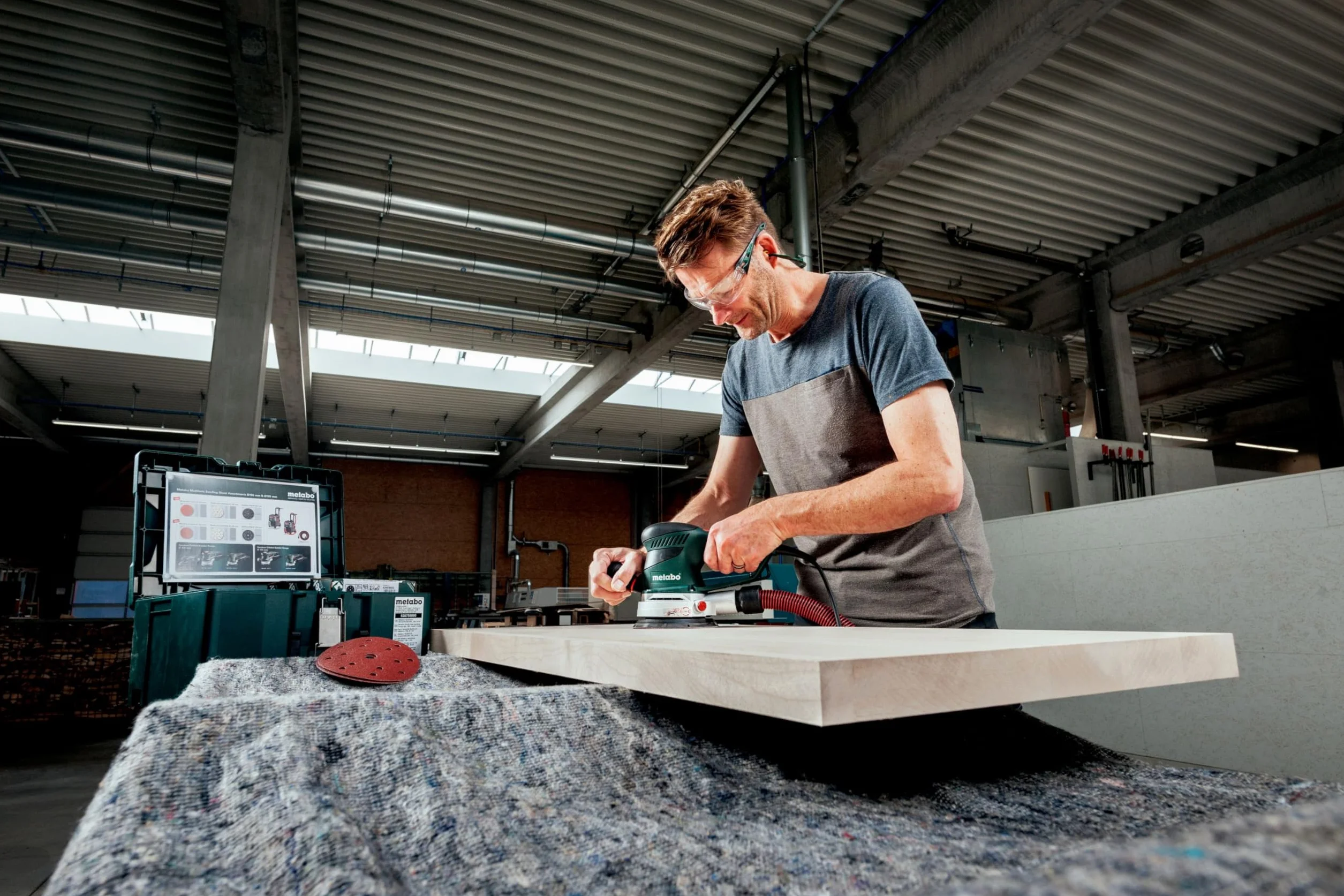 Metabo Talerz podporowy 150 mm, dziurkowany, miękkie wykonanie, z mocowaniem na rzepy, do SXE 425 XL/ SXE 450, do arkuszy szlifierskich przyczepnych (631156000) Średnica: 150 mm, Twardość: miękki, Wersja: perforowany (6 otworów)