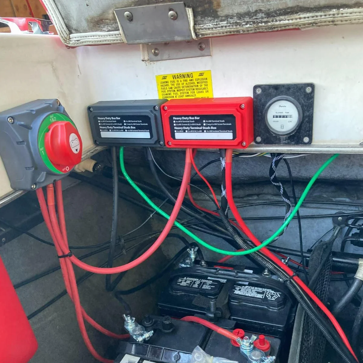 Busbar 12 V, listwa magistrali 100 A, solidne bloki rozdzielcze, słupki 4 x M6, słupki, 12 x M4, śruby Dominos, drążki magistrali dodatniej i podłogowej, bloki akumulatorów, czerwony i czarny