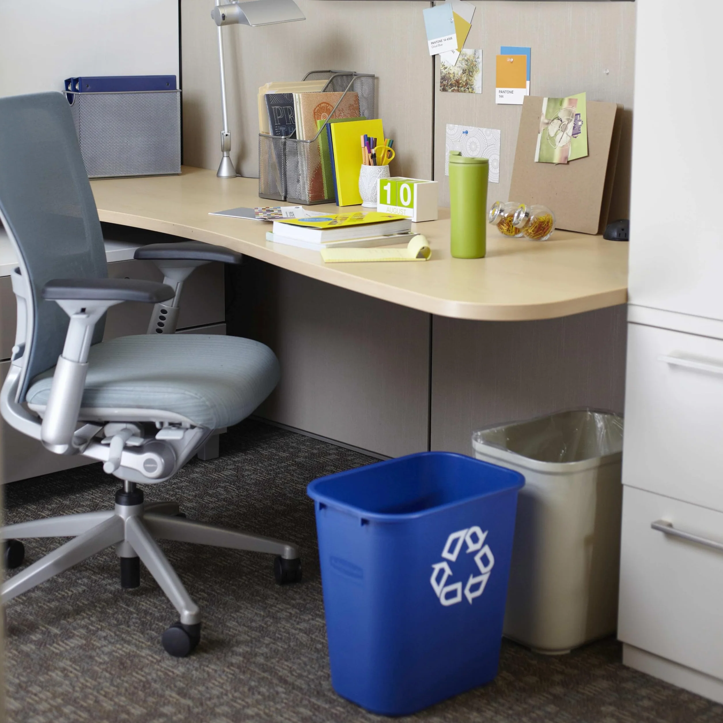 Rubbermaid Commercial Products Deskside Kosz Recyklingowy, 26 L Niebieski - Kompaktowy plastikowy kosz z niebieskim symbolem do biura, łazienki lub pod biurko - FG295673BLUE